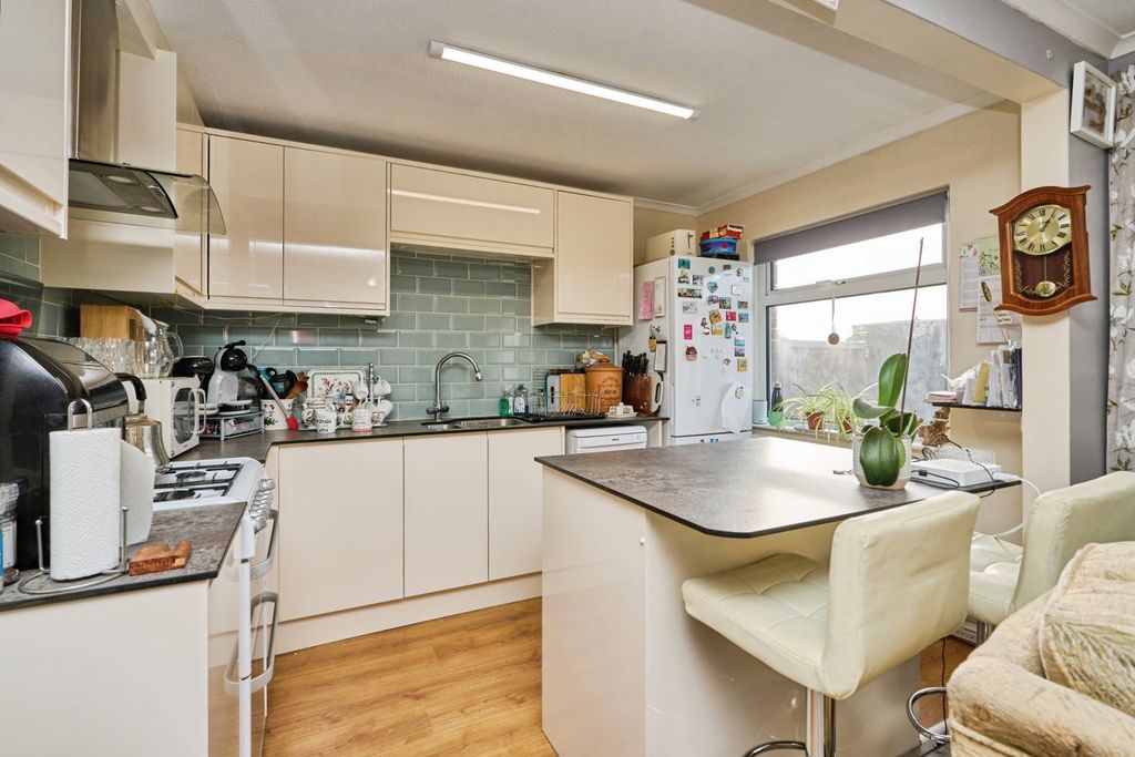 Property photo 3 of 17 Kitchen