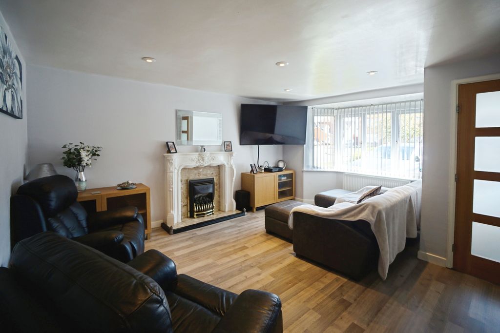 Property photo 2 of 16 Lounge