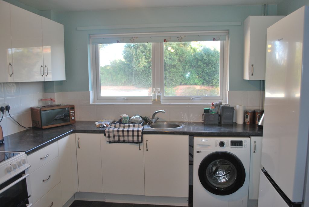 Property photo 3 of 8 Kitchen