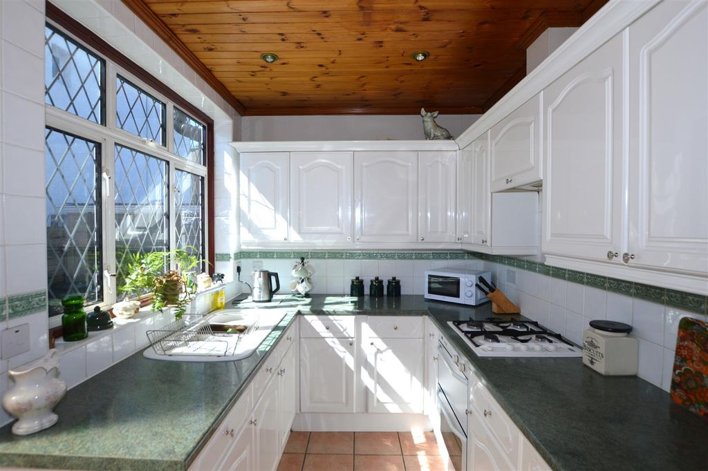 Property photo 2 of 17 164 Martindale Road Kit.Jpg