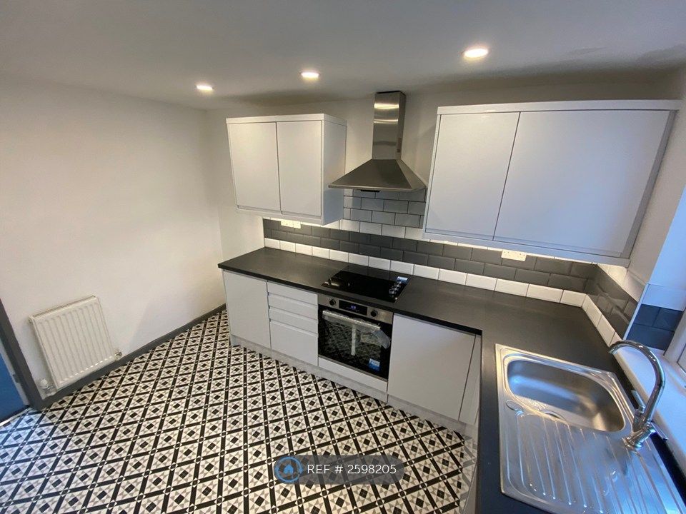 Property photo 2 of 13 Kitchen 1
