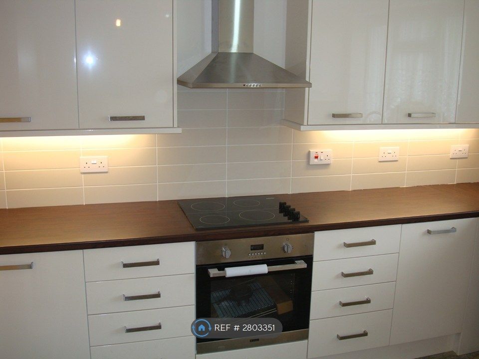 Property photo 3 of 10 Modern Kitchen
