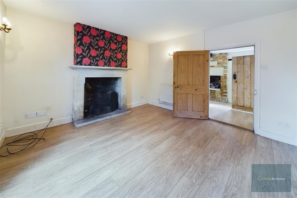 Property photo 3 of 17 Cam02558G0-Pr0253-St