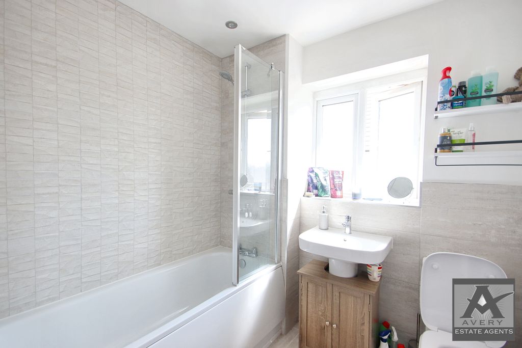 4 bed detached house for saleMeadfields BS29 photo 5