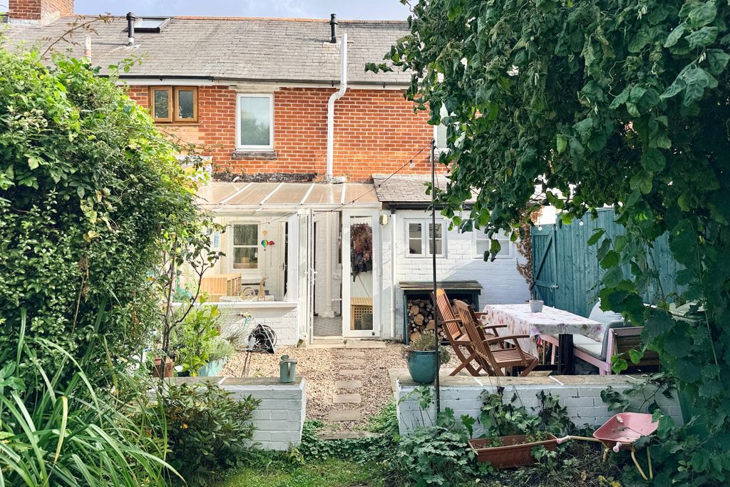 Property photo 1 of 26 Two Bedroom Cottage With Large Rear Garden