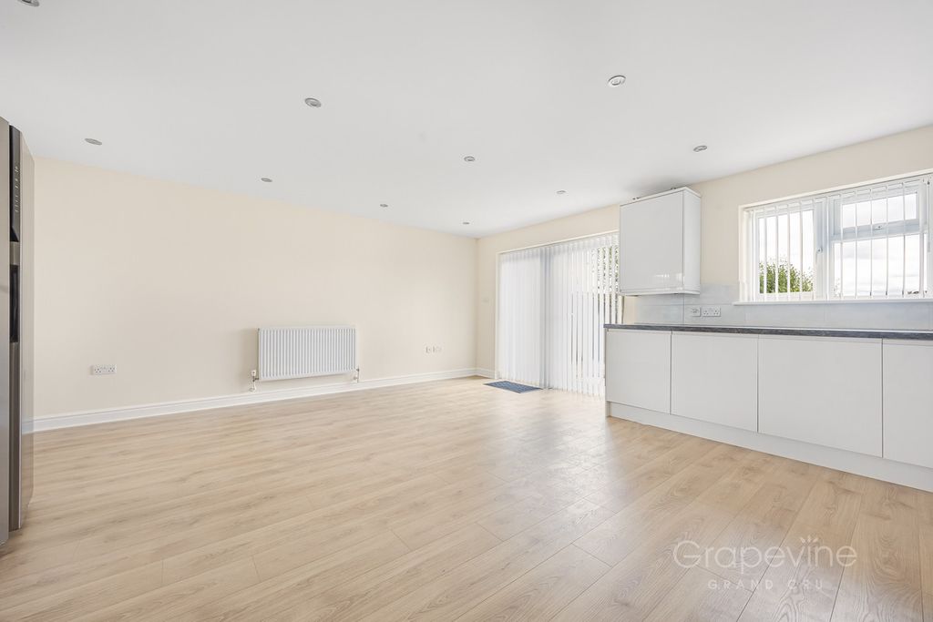Property photo 2 of 27