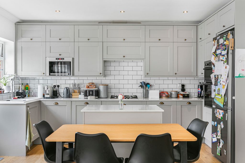 Property photo 3 of 19 Kitchen