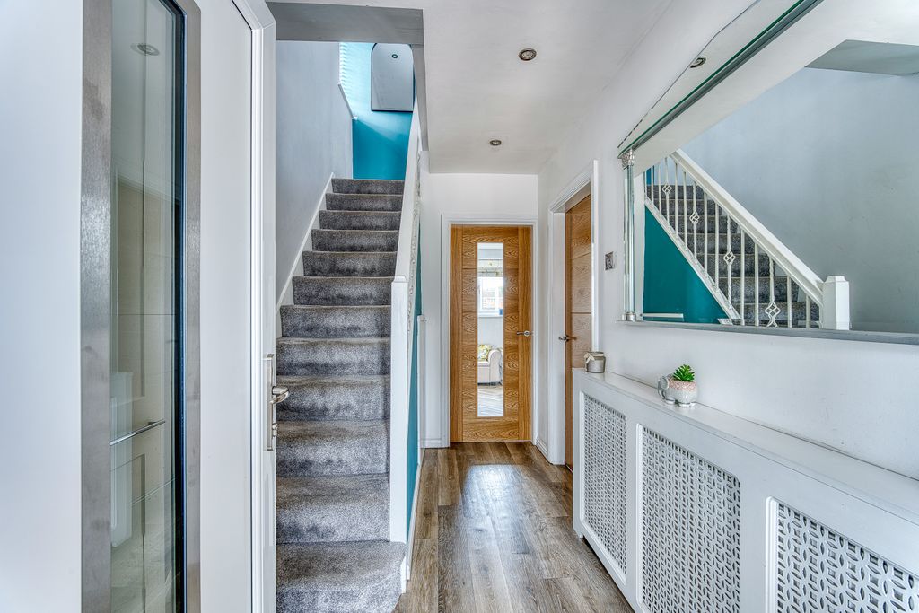 Property photo 2 of 18 Entrance Hallway
