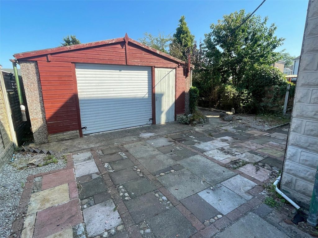 Property photo 3 of 14 Garage