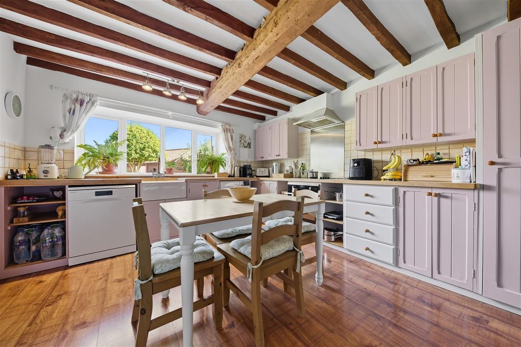 Property photo 3 of 18 Kitchen