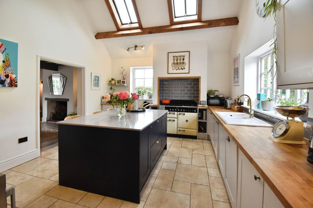 Property photo 2 of 18 Kitchen Breakfast Room