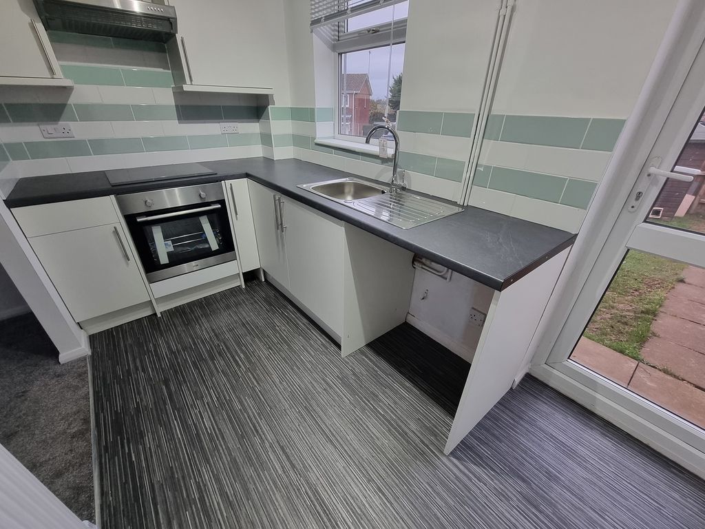 Property photo 3 of 8 Kitchen