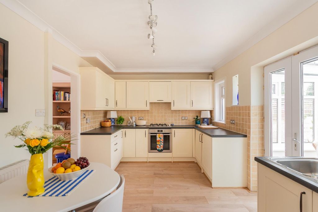 Property photo 3 of 41 1M6R2Br - Kitchen Diner D.Jpg