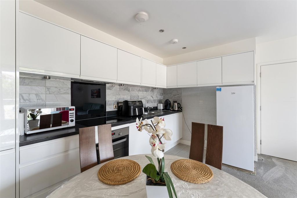 Property photo 3 of 32 Hickman Avenue, E4