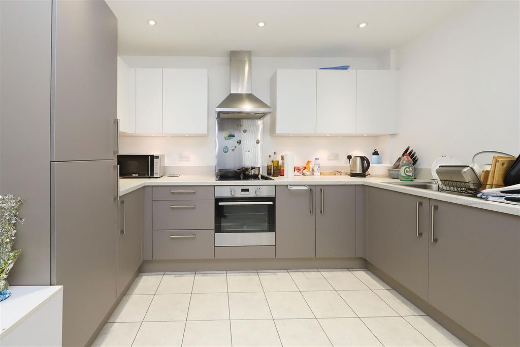 Property photo 3 of 10 Kitchen