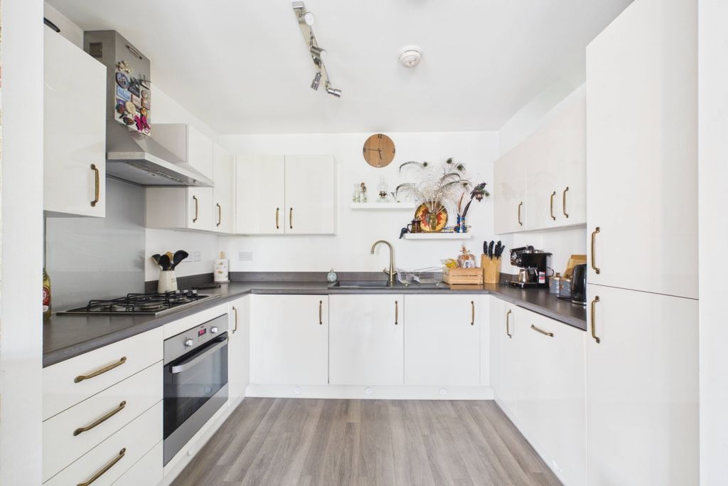 Property photo 3 of 10 Kitchen