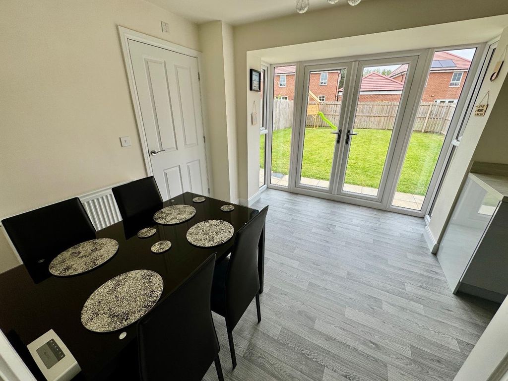 Property photo 3 of 16 Dining Area
