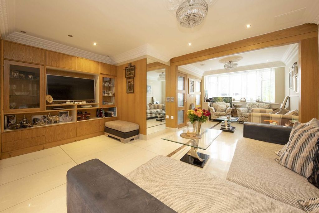 Property photo 2 of 8