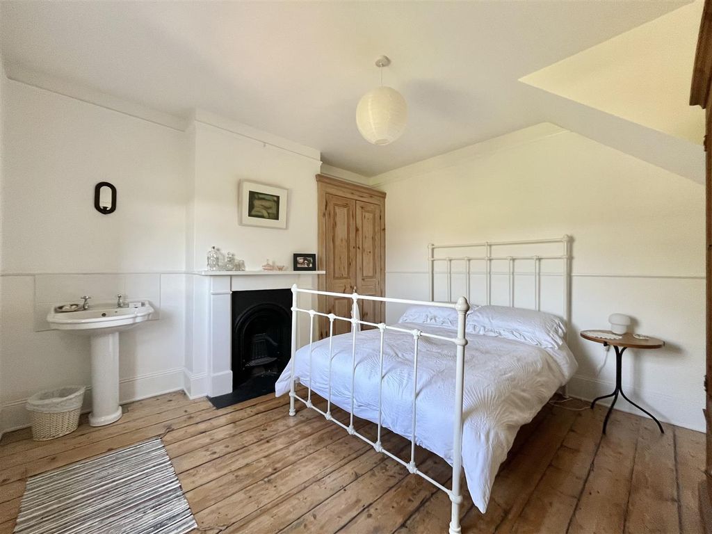Property photo 3 of 27