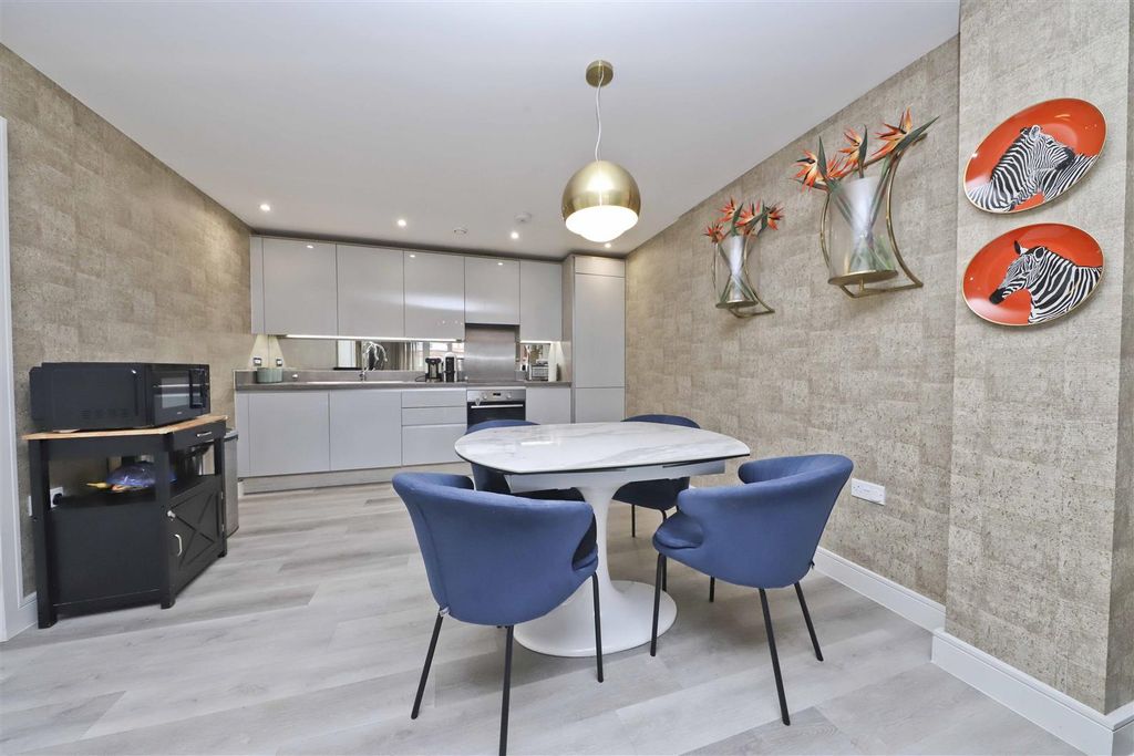 Property photo 3 of 11 Kitchen