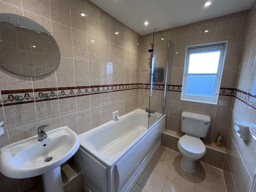Additional image 5 of 2 bed flat to rentChamberlain Drive, Wilmslow, Cheshire SK9