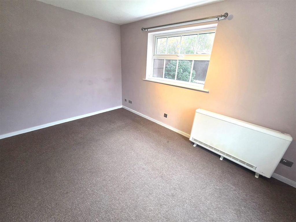 Property photo 2 of 9 Front Room