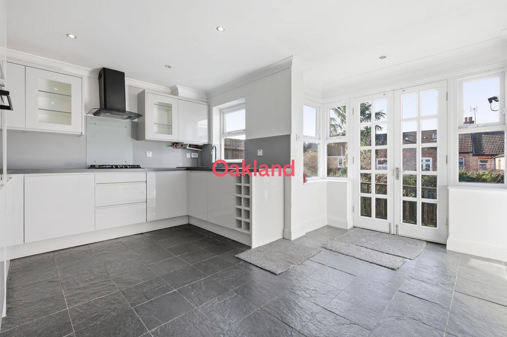 Property photo 3 of 28