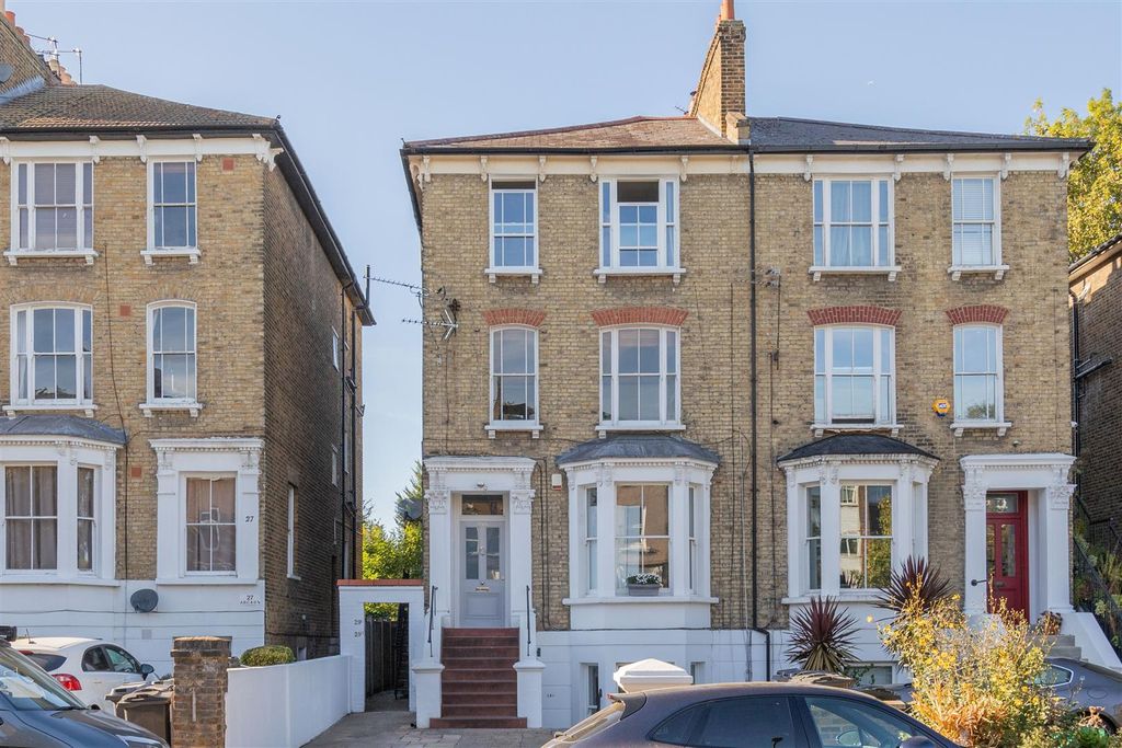 Property photo 1 of 24 Grosnevor Road, E11