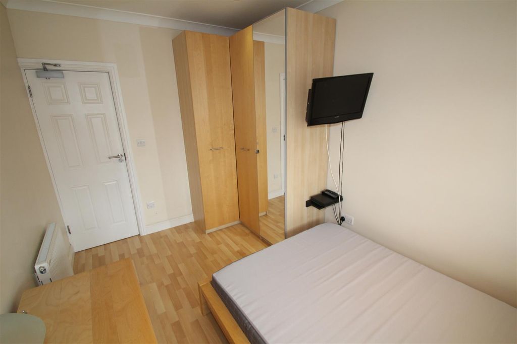 Property photo 2 of 10 Room 5
