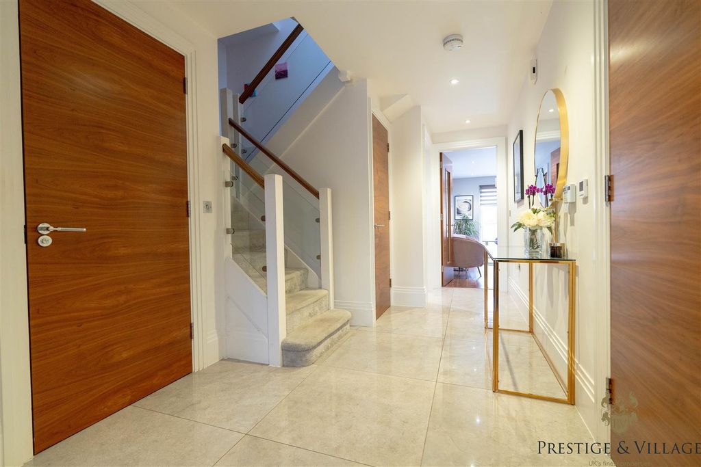 Property photo 2 of 39 Entrance Hall