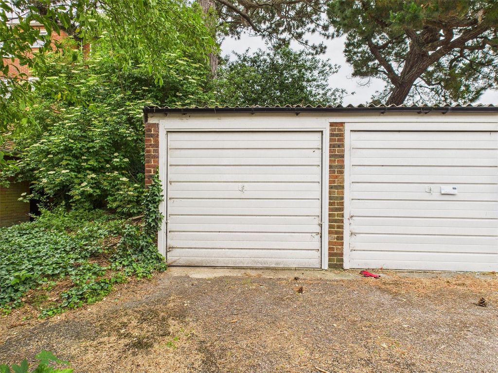 Property photo 2 of 6 Garage