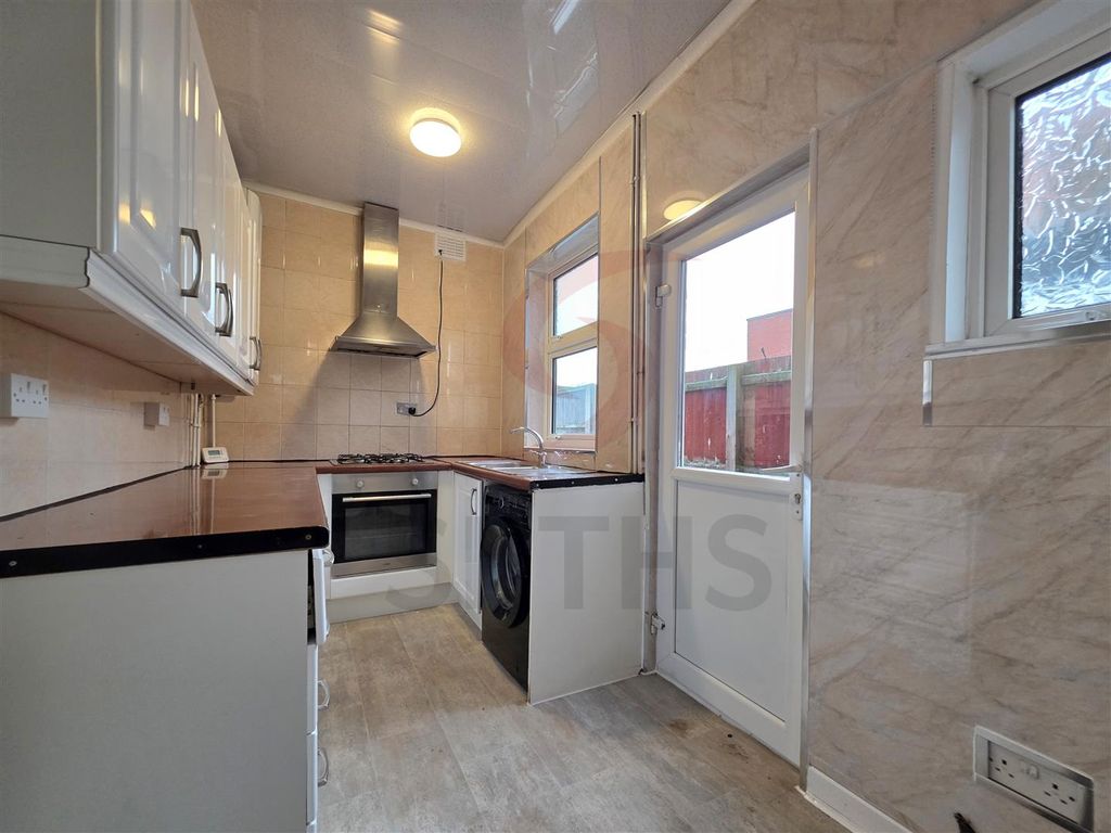 Property photo 3 of 8 Kitchen