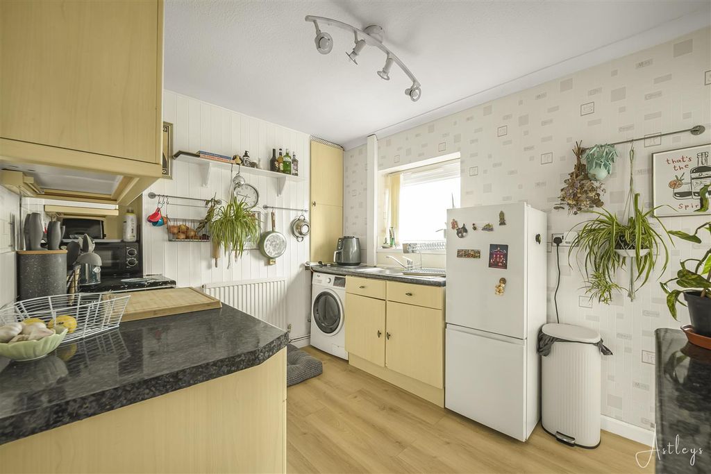 Property photo 3 of 20 Kitchen