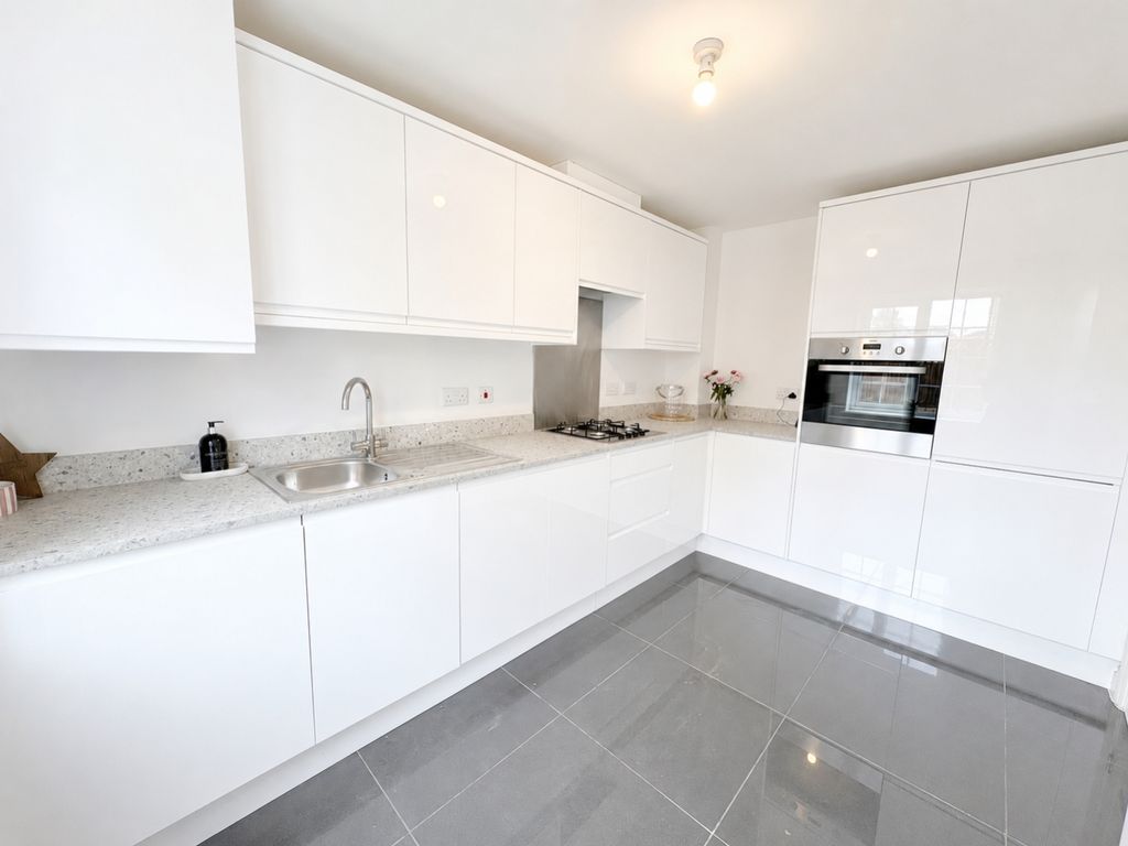 Property photo 2 of 11 Kitchen