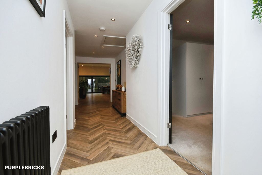 Property photo 3 of 25 Entrance Hall