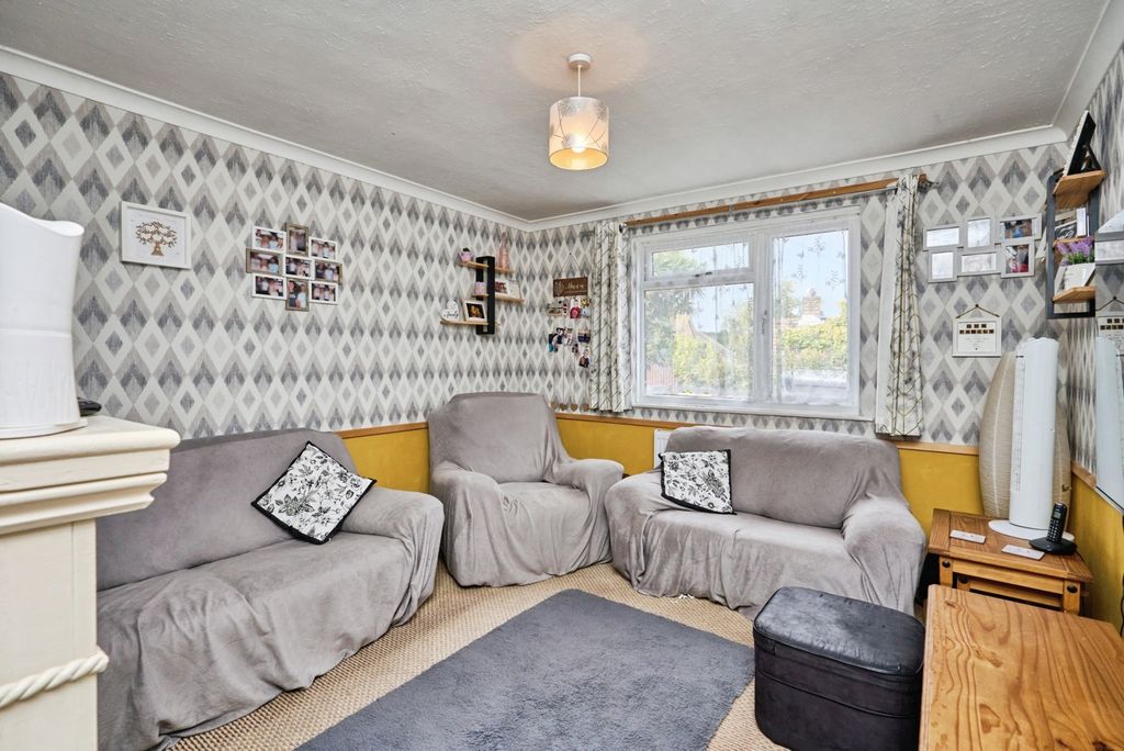 Property photo 3 of 14 Lounge