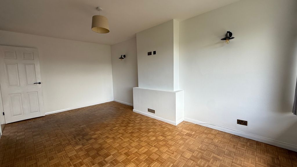 Property photo 3 of 13 Lounge