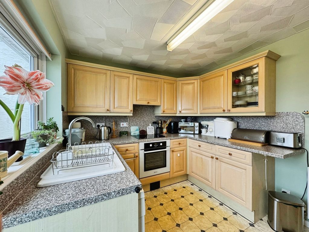 Property photo 2 of 19 Kitchen