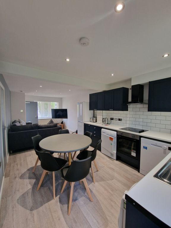 Property photo 2 of 7 Kitchen