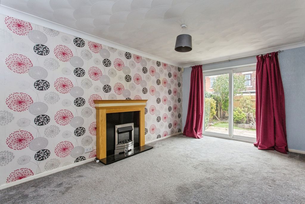 Property photo 3 of 15 Lounge