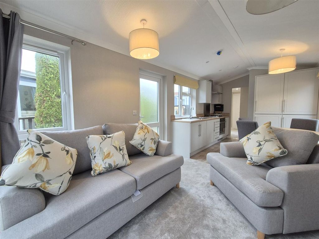 Property photo 2 of 12 Living/Kitchen Diner