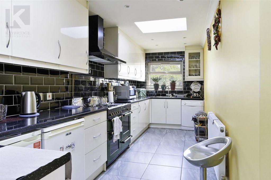 Property photo 2 of 15 Kingston Road