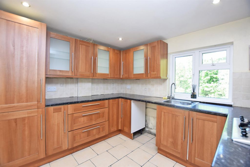 Property photo 2 of 10 Kitchen