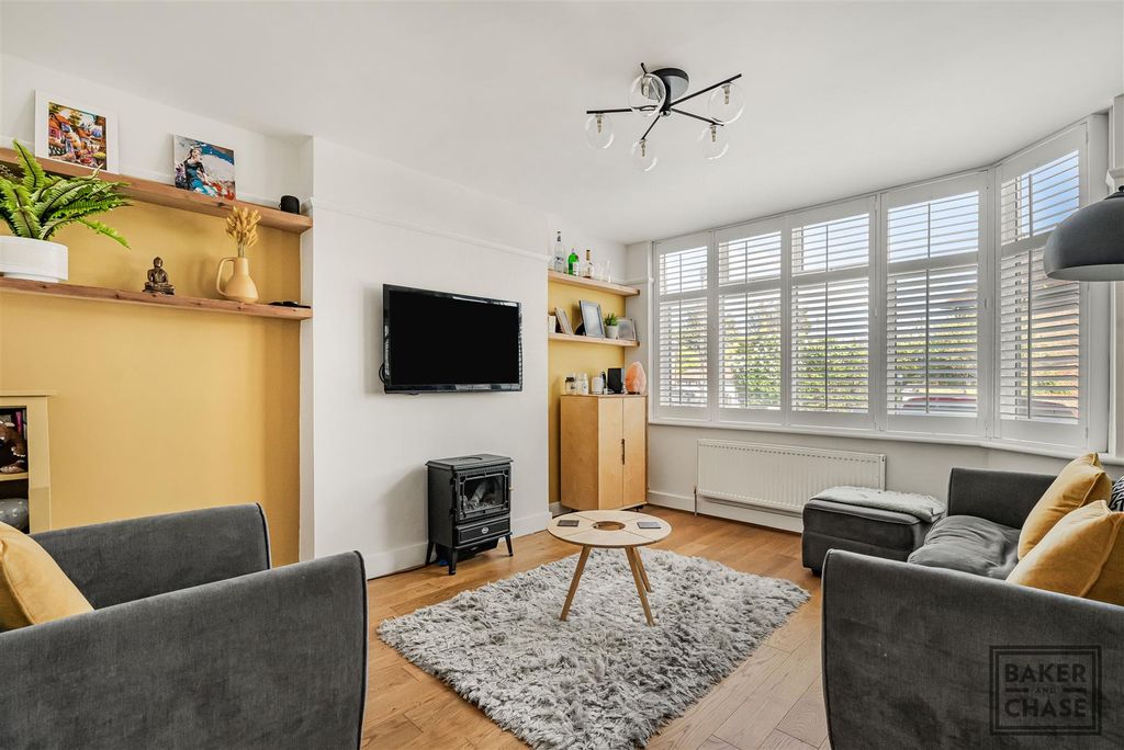 Property photo 3 of 20 Lounge