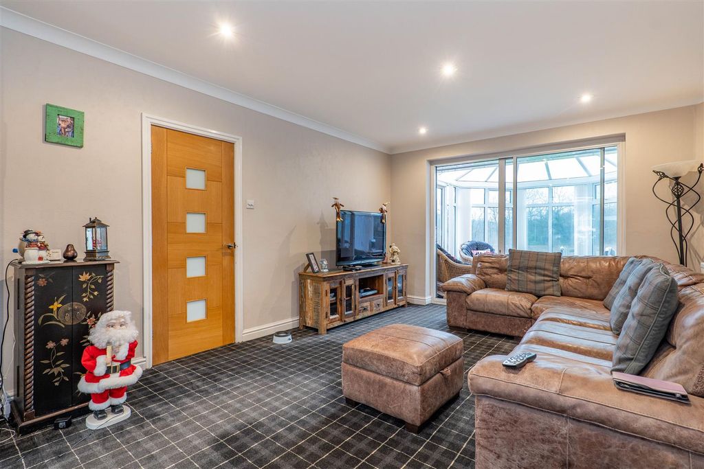 Property photo 2 of 28 Lounge