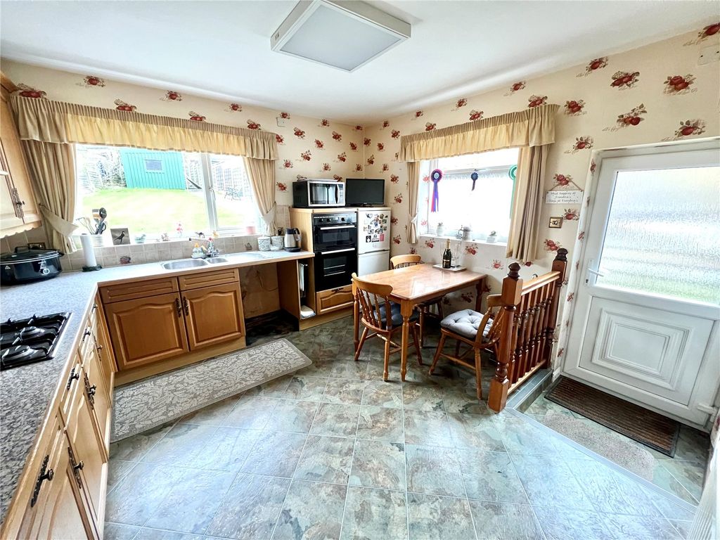 Property photo 2 of 11 Dining Kitchen