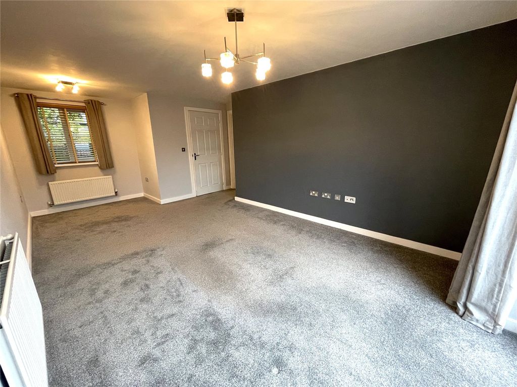 Property photo 3 of 8 Lounge
