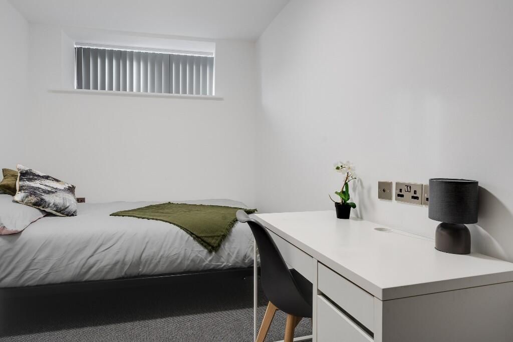 Property photo 3 of 11 This Inviting Double Bedroom Features A Comfortabl...