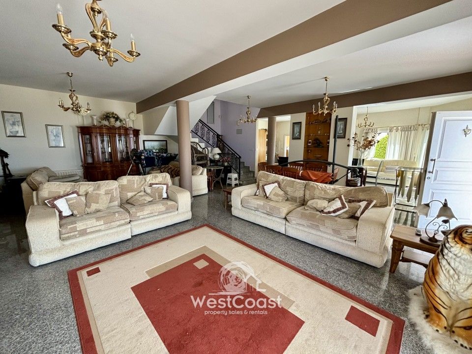 Property photo 2 of 33