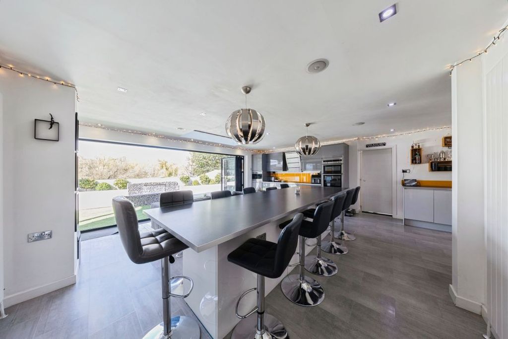 Property photo 3 of 24